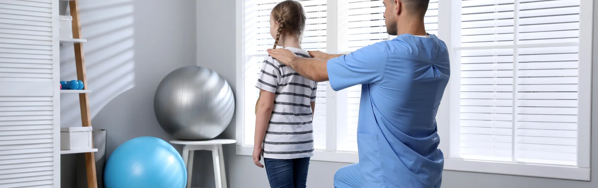 Melyek a gerincferdülés tünetei?