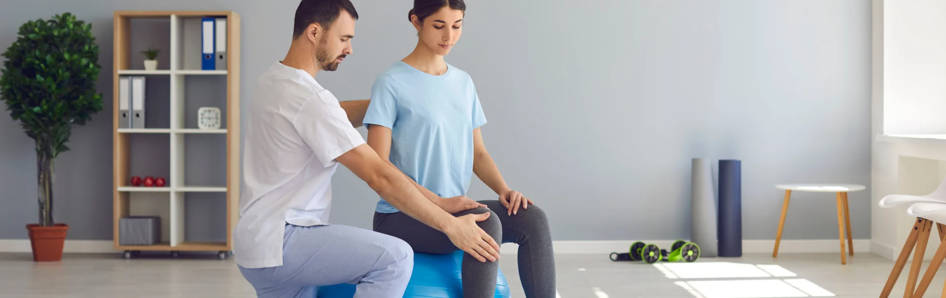 Térd ínáthelyezés utáni rehabilitáció gyógytornával, térdstabilitás visszanyerése célzott gyakorlatokkal