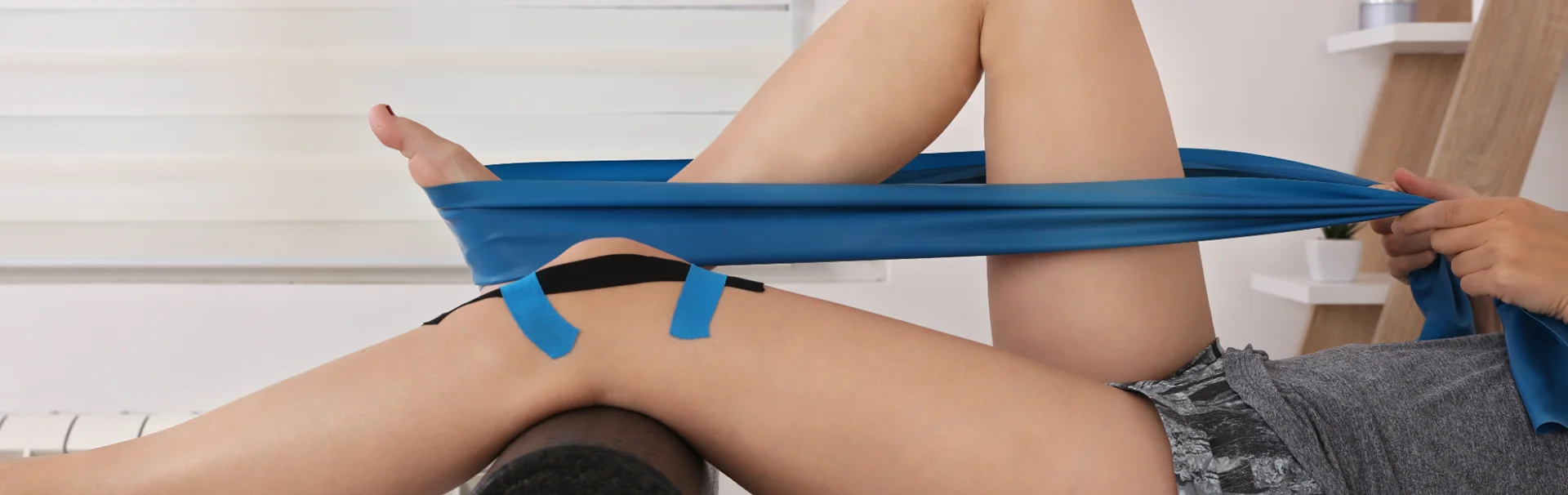 Gyógytorna porcpótló műtét után térdsérült fiatal pácienssel. Porcpótlás a térdben utáni kezelés és rehabilitációs folyamat bemutatása.