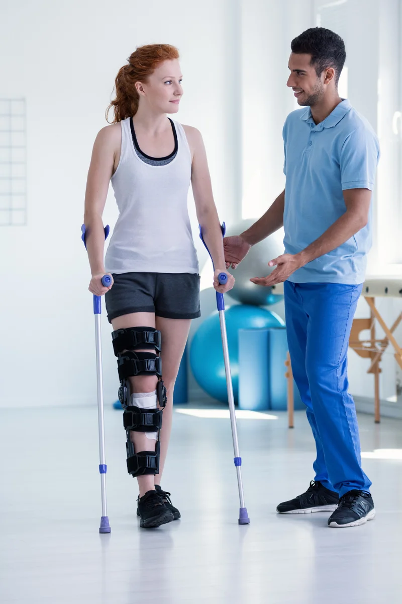 MPFL műtét utáni rehabilitáció térdrögzítővel, gyógytornász segítségével