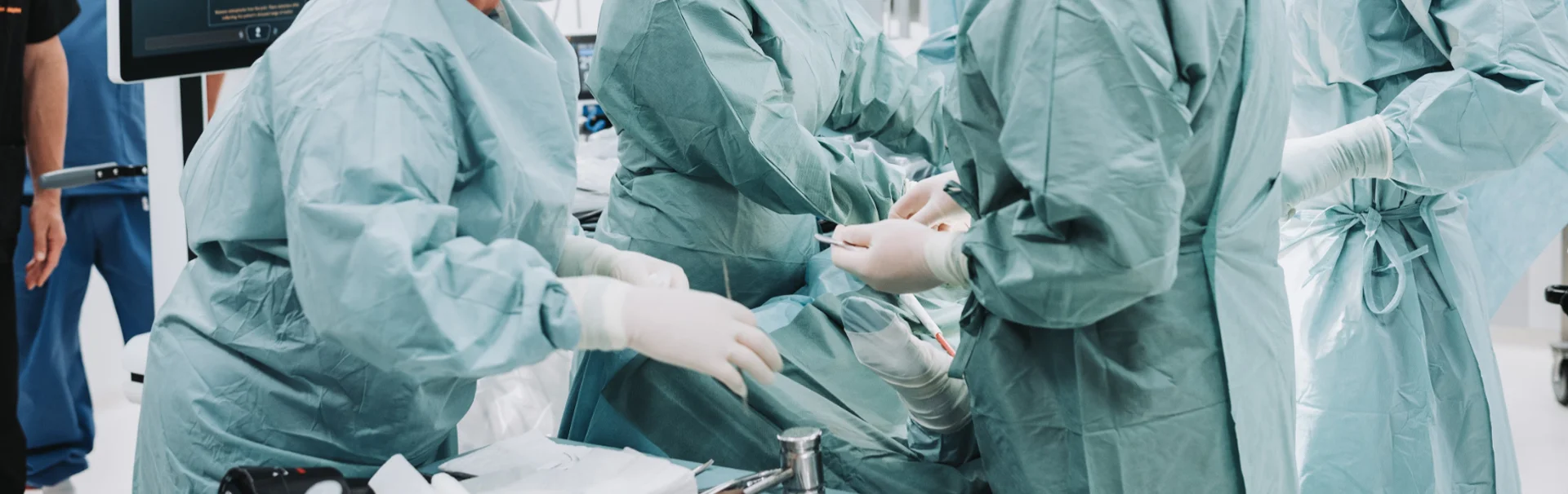 Térdműtét közben – orvosi csapat steril környezetben végzi a beavatkozást